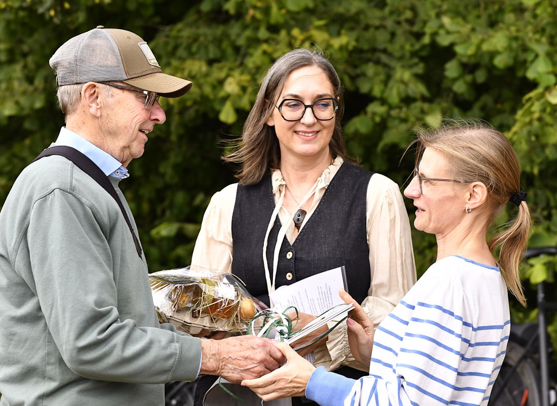 Johannes Engelbrecht freute sich sehr über den Präsentkorb von Bürgermeisterin Ulrike Schmidt (Mitte) und das gebundene Buch von Anne Neufert, Sachgebietsleiterin „Grünplanung und Umwelt“. Foto: Marcus Engelbrecht